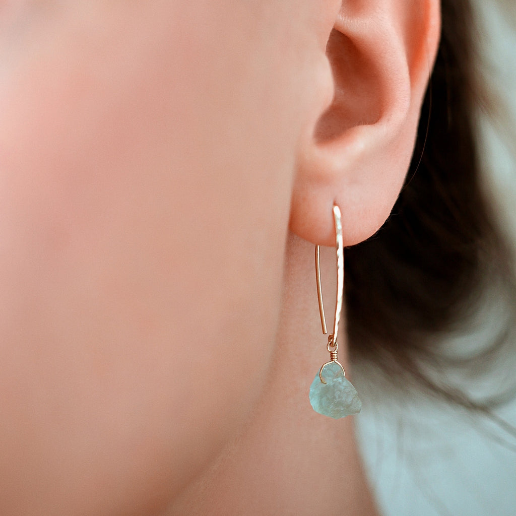 Gold threader earrings, raw natural aquamarine earrings,dainty and min —  San José Made